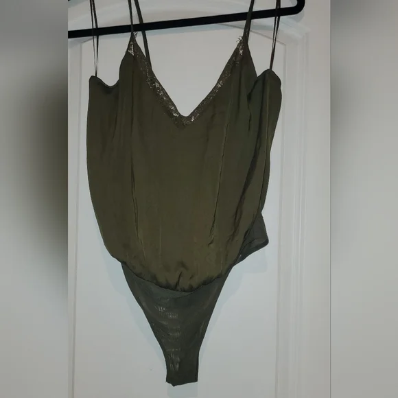 🎉HP 🎉NWT Socialite Women's Lace Trim Satin Bodysuit Size Medium in Olive Green - Picture 7 of 9